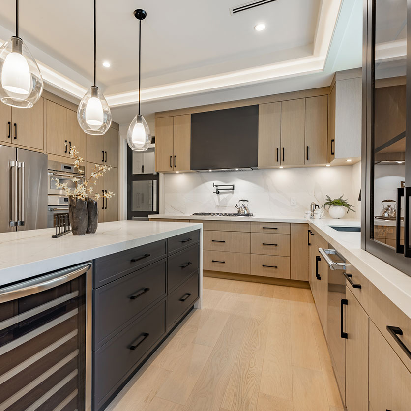 Luxury kitchen with a central island and ample working surfaces in a functional layout.